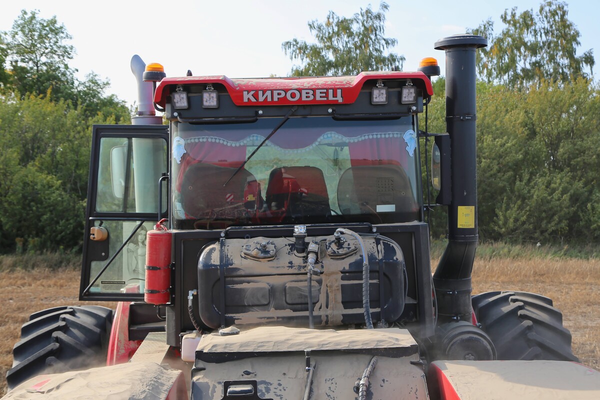 трактор Кировец в поле